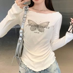 Белая футболка женская с бабочкой, прямой плеч, длинные рукава — защитный верх от солнца