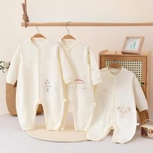 Подобие боди для младенцев категории А — длинные рукава, бежевый фон, рисунок головы мишки, много пуговиц。