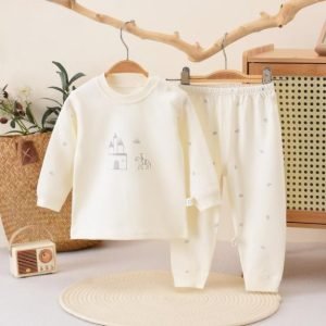 Набор детского домашнего белья 2 части (рубашка + трусики) — бежевый фон, маленькие дома, пуговицы на плечах