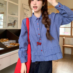 Голубая клетчатая рубашка с длинными рукавами весеннего сезона, кроем короткая