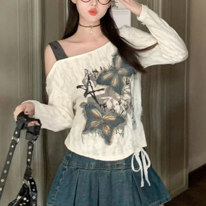 Девушка, новая майка с длинными рукавами для ранней осени, с наклейками бабочек, рваный и подчеркивающий строй