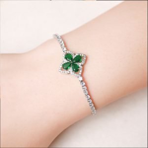 Браслет с цирконием в форме четырехлистного клевера