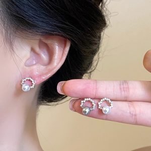 Серьги - гвоздики с перламутром и мелькими брилиантами в форме венка