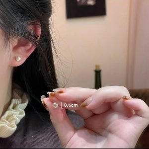 Серьги - гвоздики с перламутром и эффектом северного сияния