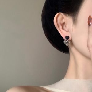 Асимметричные серьги-сердечки двух цветов